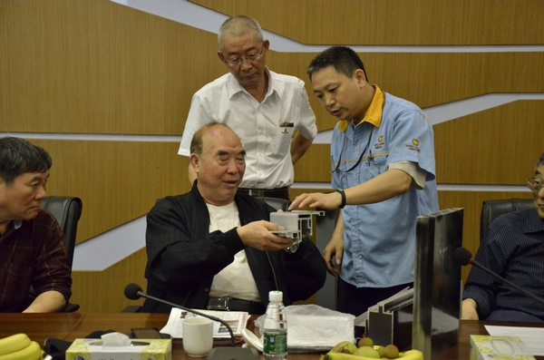 mg冰球突破召开专家照料团座谈会