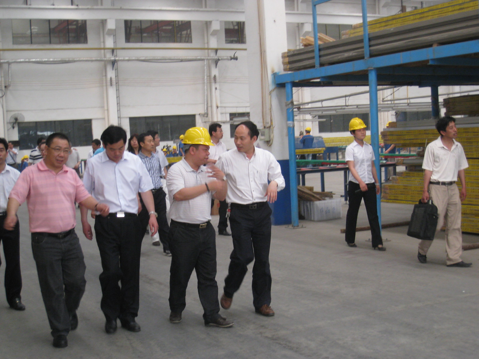 加入2011中国铝工业岑岭论坛各级向导和嘉宾到我公司旅行考察