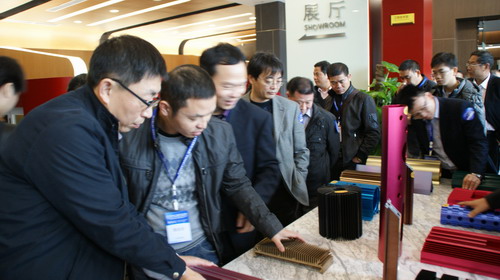  广东铝加工手艺钻研会暨广东有色金属工业生长论坛的专家莅临我公司旅行考察