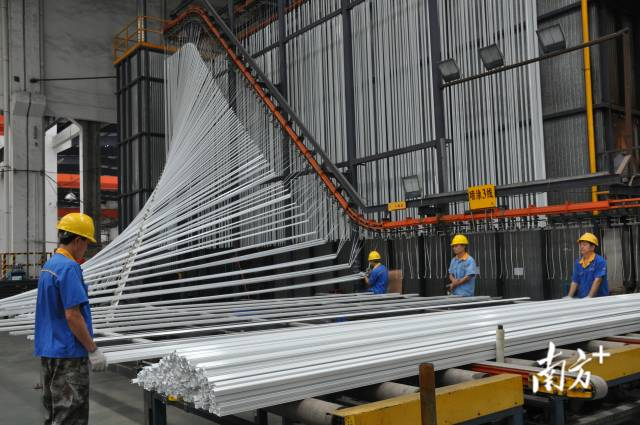 mg冰球突破集团生产车间