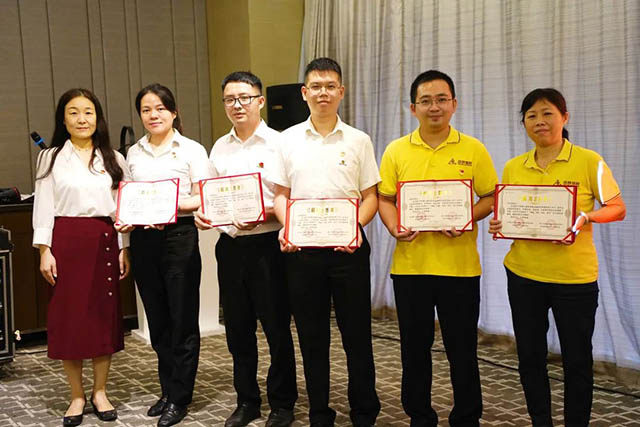 大浩湖社区党委书记张燕为自愿者揭晓证书