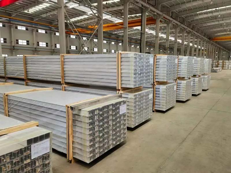 mg冰球突破铝材厂房内建材摆放整齐