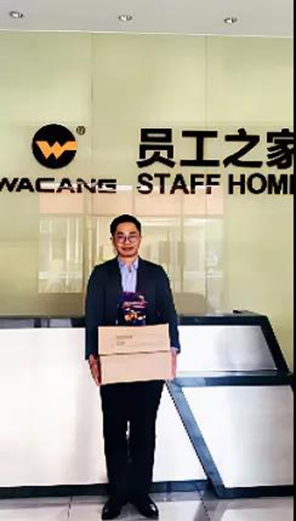 收到新年糖、购物卡等新春福利，，，，，员工们展现出喜悦的笑容