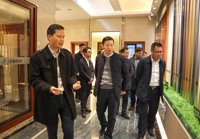 潘伟深董事长向导向导旅行体验馆，，，，并为其先容mg冰球突破全铝应用工业链