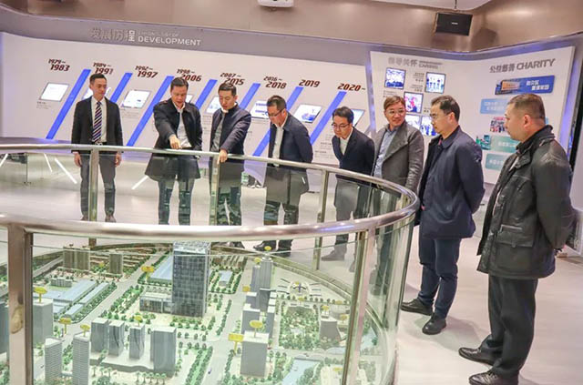 潘伟深董事长向导向导旅行体验馆，，，，并为其先容mg冰球突破全铝应用工业链