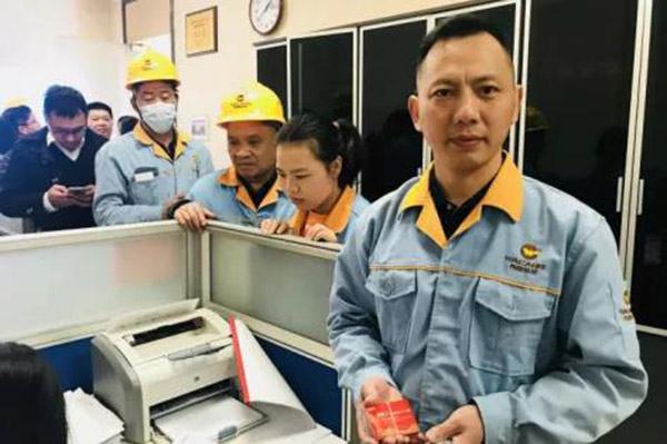 收到新年糖、购物卡等新春福利，，，，，员工们展现出喜悦的笑容