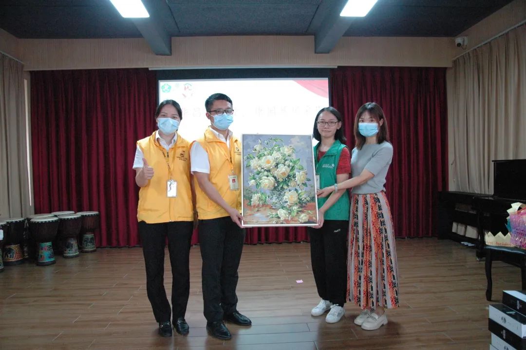 推行社会责任,彰显企业继续|mg冰球突破集团前往狮山镇小塘社区康园中心开展慰问活动