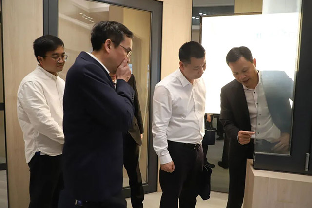 众嘉宾在潘董的陪同下旅行了体验馆