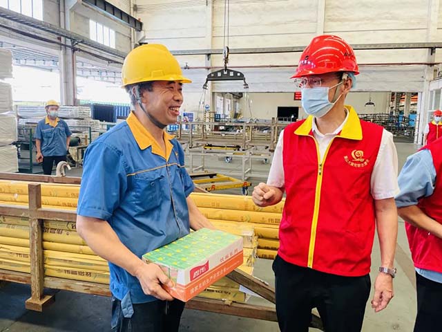 慰问团队与员工攀谈