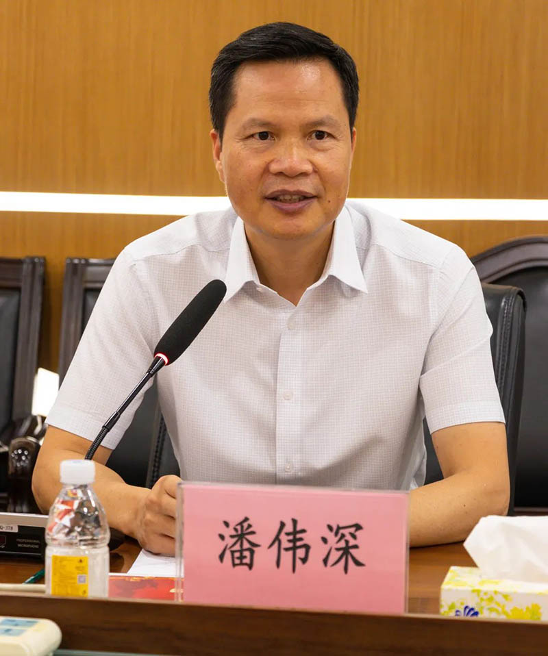 座谈会上，，，，，，，，潘董先容了mg冰球突破集团的谋划与生产情形，，，，，，，，反应了企业的难题与需求。。。