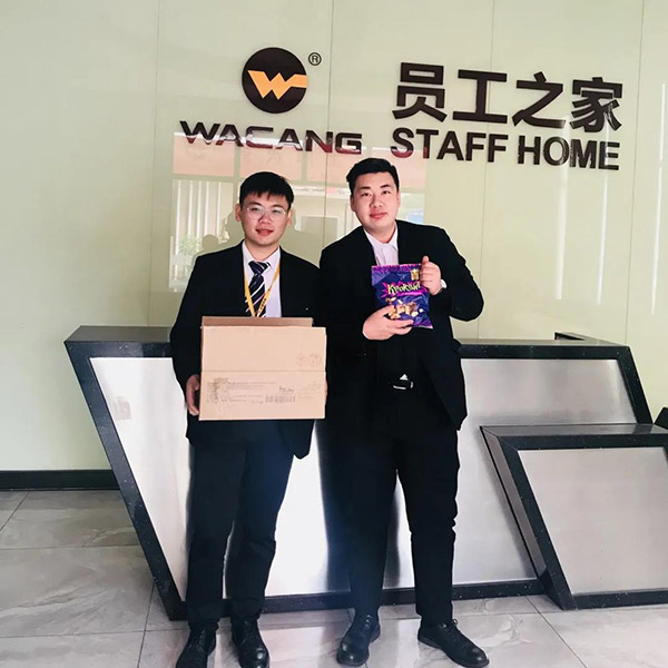 收到新年糖、购物卡等新春福利，，，，，员工们展现出喜悦的笑容