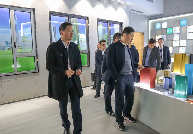 潘伟深董事长向导向导旅行体验馆，，，，并为其先容mg冰球突破全铝应用工业链