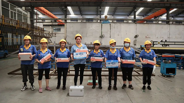 此次慰问，，，，，，让集团一线员工亲自体会到了党和集团的眷注和温暖