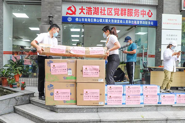 mg冰球突破集团向大浩湖社区捐赠防疫物资和生涯用品