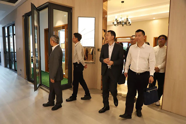 众嘉宾在潘董的陪同下旅行了体验馆