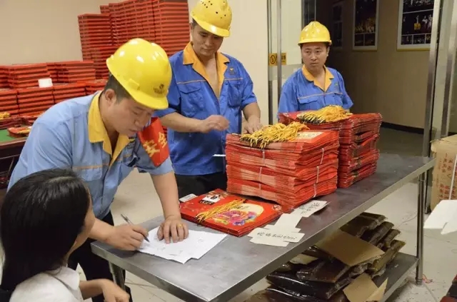 中秋佳节暖人心 月饼飘香聚温情——mg冰球突破铝业为员工发放月饼庆祝中秋