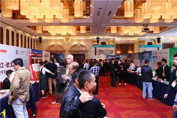 第七届广东铝加工手艺（国际）钻研会圆满落幕，，，，，，，我司董事长潘伟深先生为优异论文获奖者颁奖！